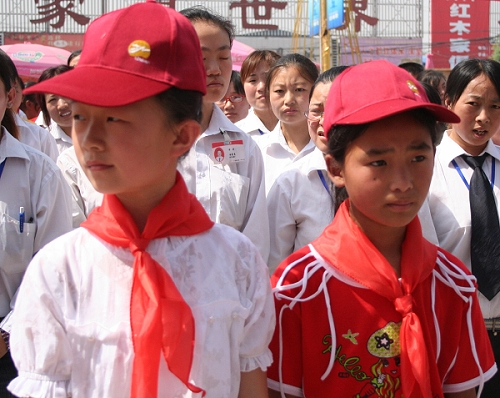 追逐梦想结对子,共享阳光手牵手