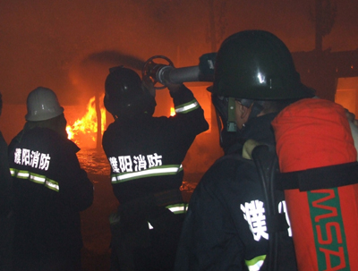 （试贴）消防官兵奋力扑救火灾