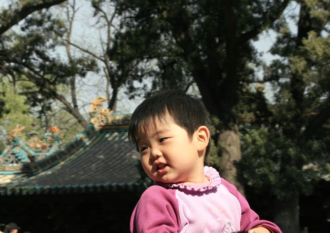 晋祠里的小姑娘