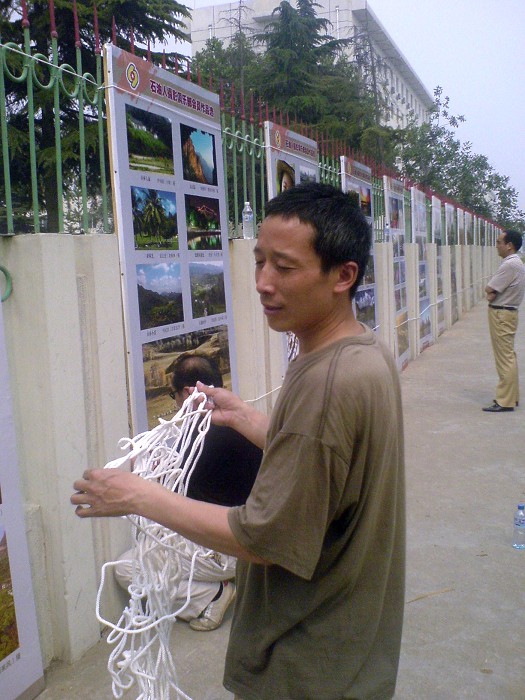 527活动展板6.12－6.18继续在中原油田总部展出