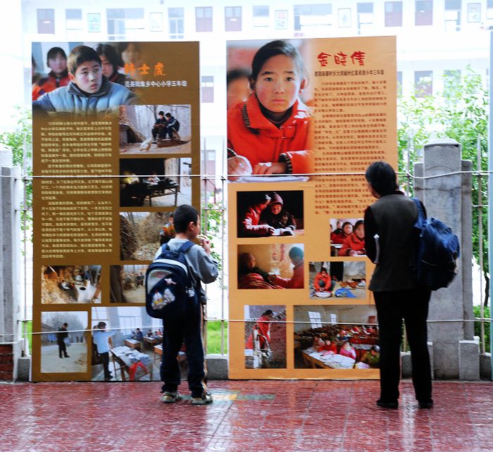 希望工程展板在中原油田机关一小等学校继续展出