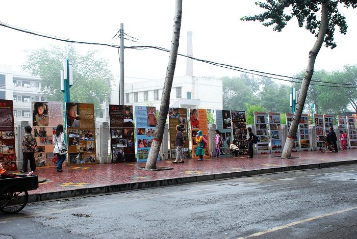 希望工程展板在中原油田机关一小等学校继续展出
