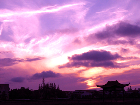 小镇傍晚的天空