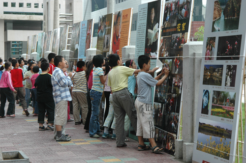 希望工程展板在中原油田机关一小等学校继续展出