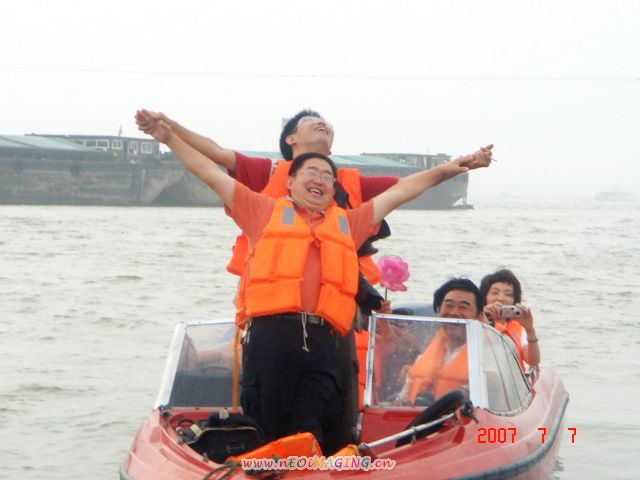 色友湖中采荷忙
