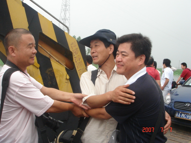 色友湖中采荷忙