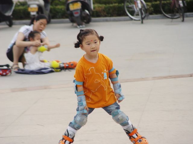 轮滑小姑娘