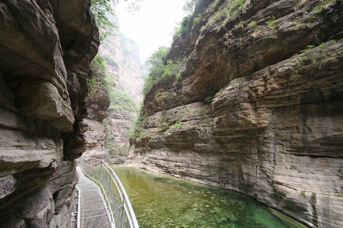 峡谷行