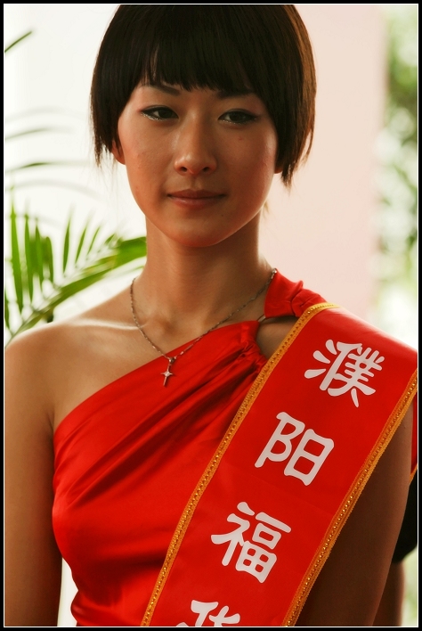 濮华店车展上的mm