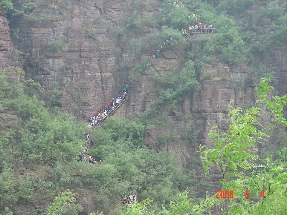 五一游人如织的云台山红石峡
