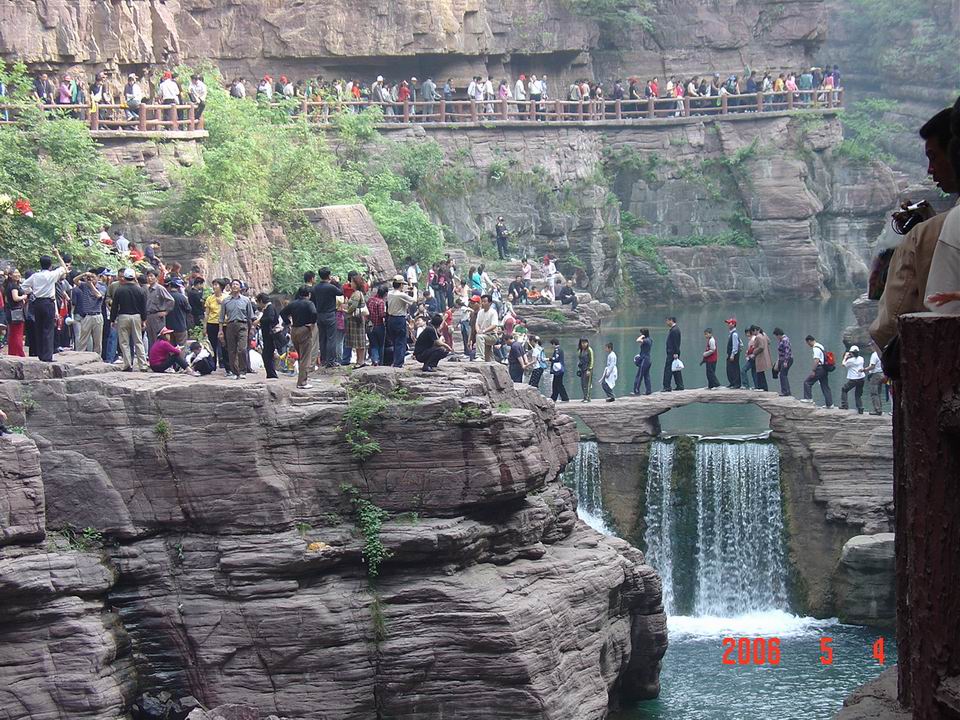五一游人如织的云台山红石峡