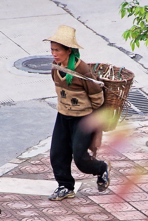 谁在背谁