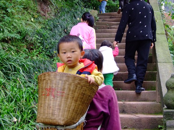 谁在背谁