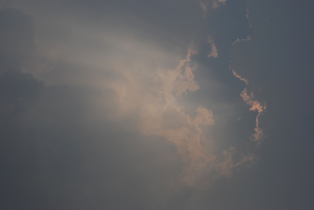下雨时的天空