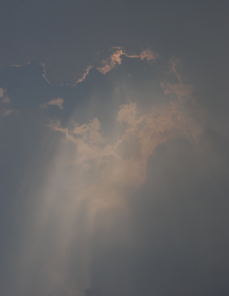 下雨时的天空