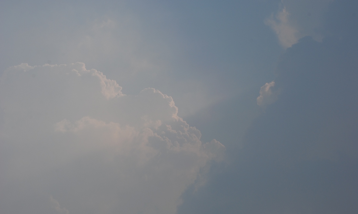 下雨时的天空