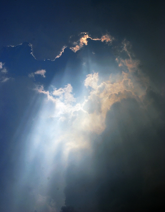 下雨时的天空