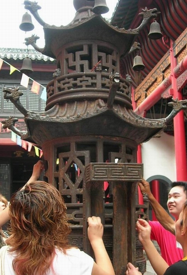 武汉归元寺内的许愿炉，谁把硬币贴上不掉下来，谁就可以心想事成，吸引了一大批观光客在香炉上面摩擦硬币，希求佛祖显灵．