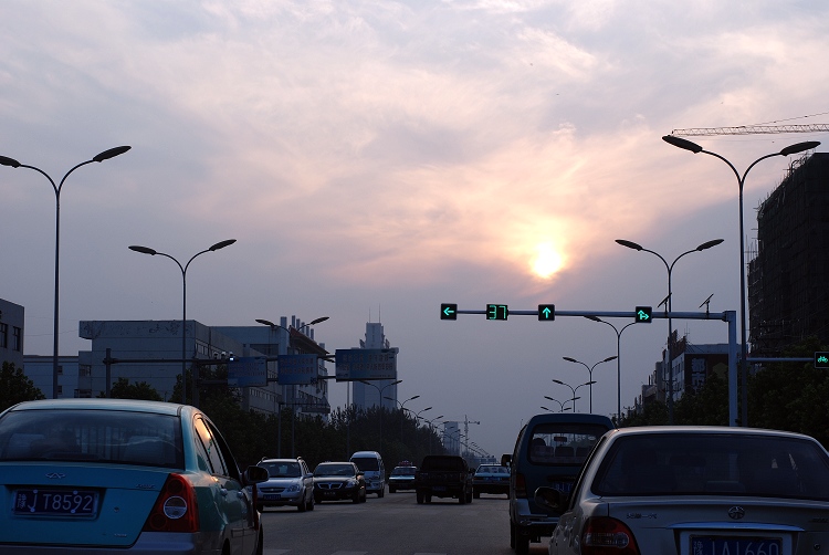 走在夕阳下