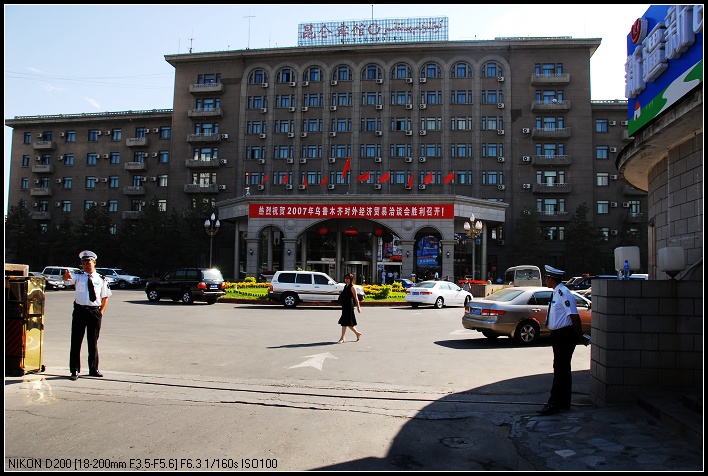 停在八楼的二路汽车