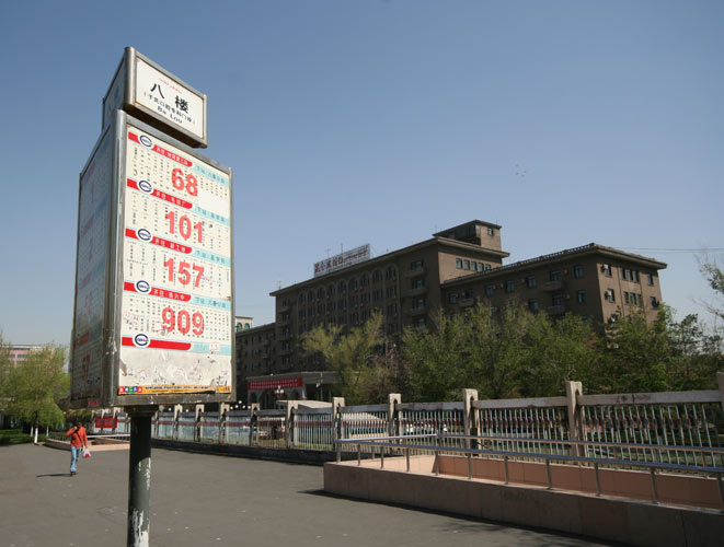 停在八楼的二路汽车