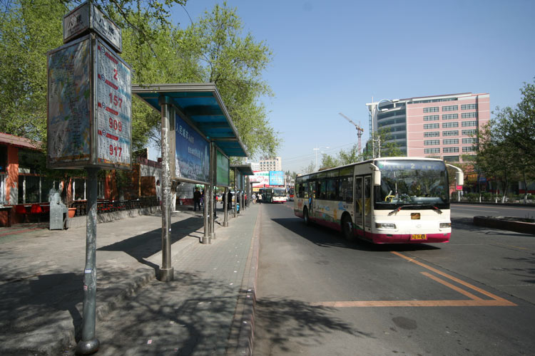 停在八楼的二路汽车