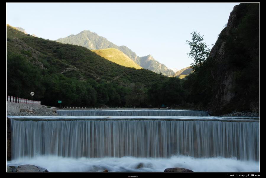 新疆天山天池的青山秀水