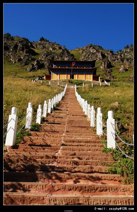 新疆天山天池的青山秀水