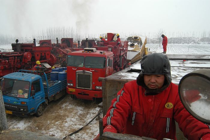 雪中压裂队 浓浓上产情
