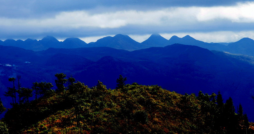 远处的山峰