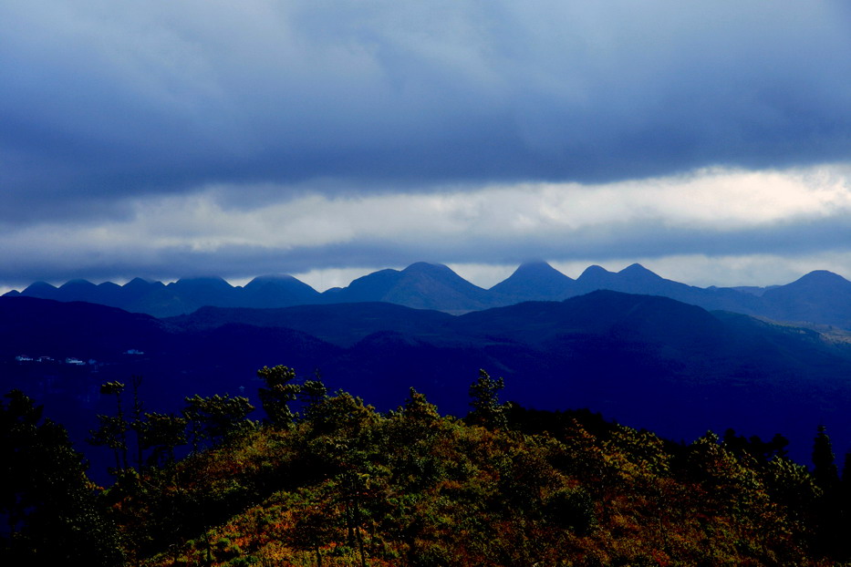 远处的山峰