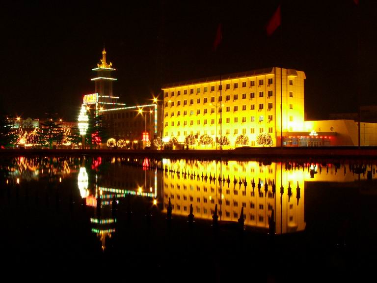 油城夜色春意浓