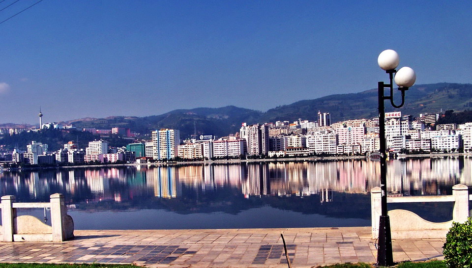 城市风光<静静的湖水>