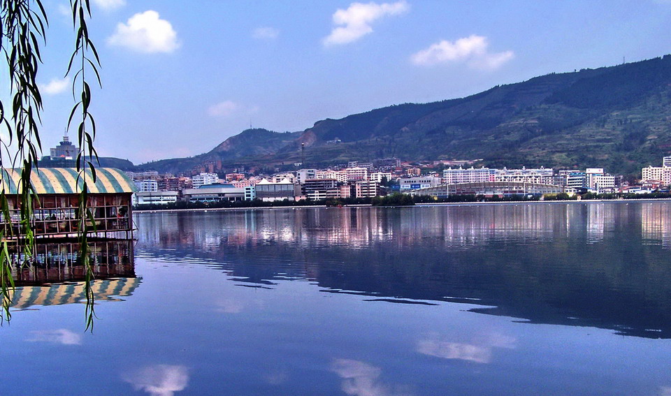城市风光<静静的湖水>