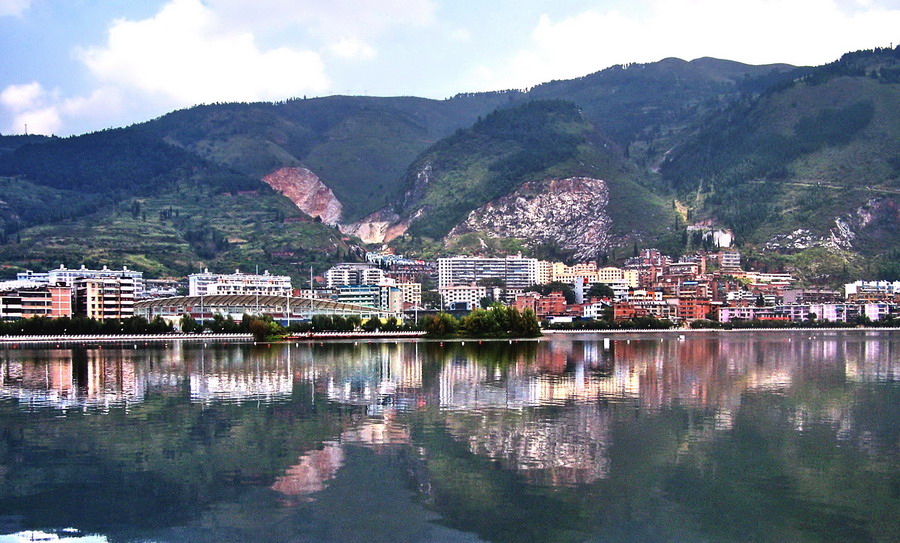 城市风光<静静的湖水>