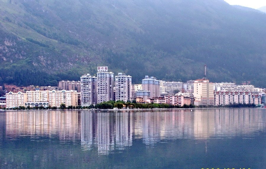 城市风光<静静的湖水>