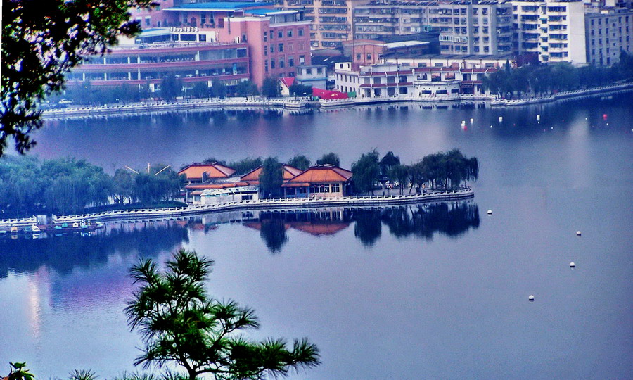 城市风光<静静的湖水>