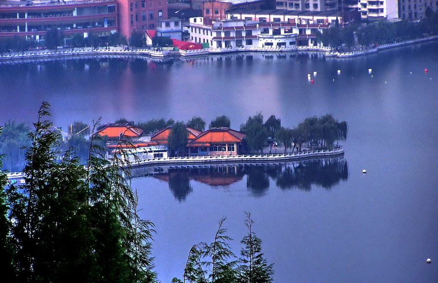 城市风光<静静的湖水>