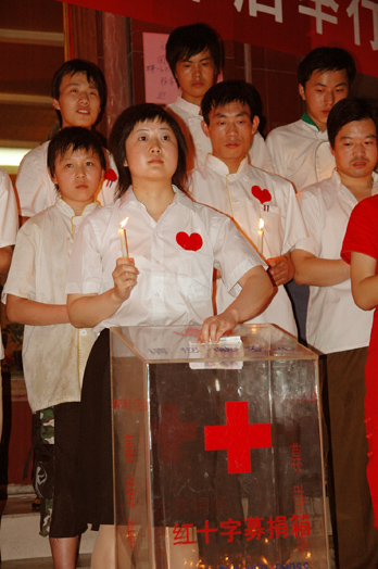 秦都酒店给壮士送行   为震区捐款、祈福