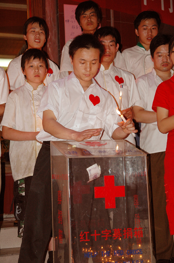 秦都酒店给壮士送行   为震区捐款、祈福