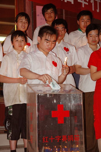 秦都酒店给壮士送行   为震区捐款、祈福