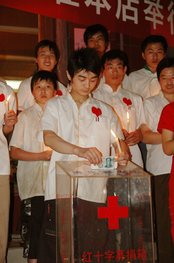 秦都酒店给壮士送行   为震区捐款、祈福