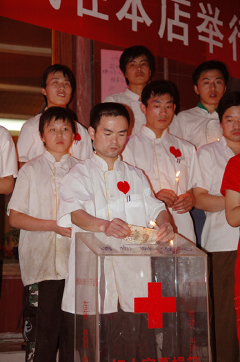 秦都酒店给壮士送行   为震区捐款、祈福