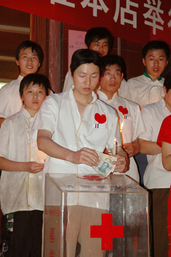秦都酒店给壮士送行   为震区捐款、祈福