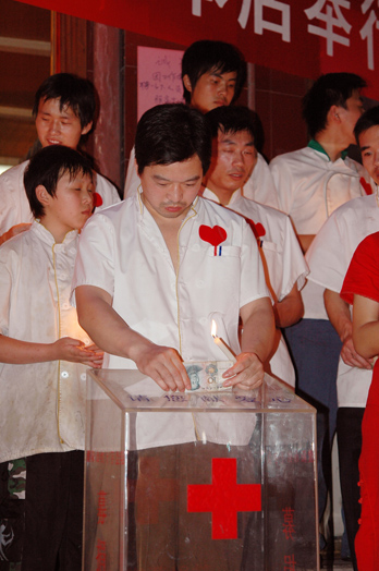 秦都酒店给壮士送行   为震区捐款、祈福