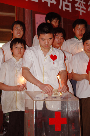 秦都酒店给壮士送行   为震区捐款、祈福
