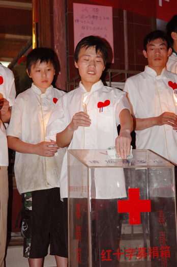 秦都酒店给壮士送行   为震区捐款、祈福