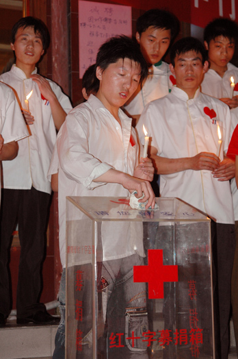 秦都酒店给壮士送行   为震区捐款、祈福