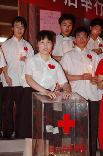 秦都酒店给壮士送行   为震区捐款、祈福