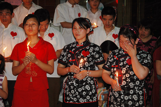 秦都酒店给壮士送行   为震区捐款、祈福